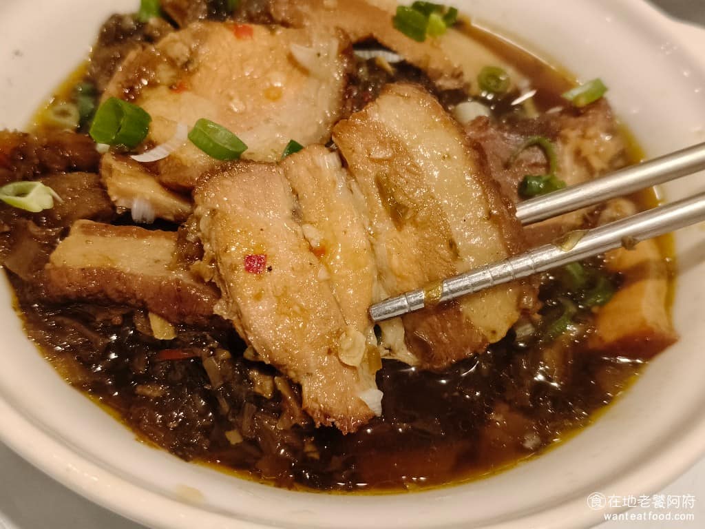 湘民小館 湘民小館菜單 湘民小館推薦 松山區美食 松山美食 台北小巨蛋美食 中式料理 熱炒 整體來說都偏硬,只有少數幾塊比較肥的部分,肉才會比較軟,酸菜份量給得很多,但吃起來酸味不太夠,而且感到油膩。 @在地老饕阿府