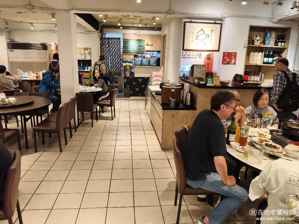 湘民小館 湘民小館菜單 湘民小館推薦 松山區美食 松山美食 台北小巨蛋美食 中式料理 熱炒 店內環境走樸實路線,整體乾淨整潔,桌椅以大圓桌和方桌為主,適合多人一起用餐,空間寬敞,人多時不至於覺得太吵雜。 @在地老饕阿府