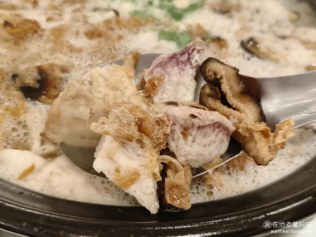 湘民小館 湘民小館菜單 湘民小館推薦 松山區美食 松山美食 台北小巨蛋美食 中式料理 熱炒 配料還有香菇、芋頭、和旗魚,雖然味道很多種,但煮起來味道搭配得非常好。 @在地老饕阿府