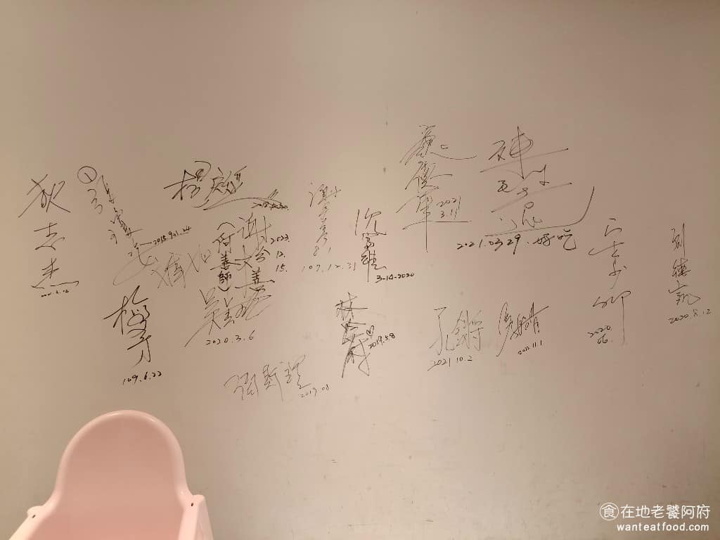 湘民小館 湘民小館菜單 湘民小館推薦 松山區美食 松山美食 台北小巨蛋美食 中式料理 熱炒 《湘民小館》曾被多家報章雜誌採訪報導,由於餐廳鄰近台視大樓,不少藝人和劇組人員,也常來用餐,牆上留有許多名人簽名,食尚玩家節目,也多次造訪。 @在地老饕阿府