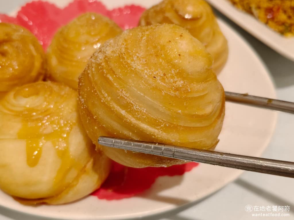 湘民小館 湘民小館菜單 湘民小館推薦 松山區美食 松山美食 台北小巨蛋美食 中式料理 熱炒 上面撒了滿滿的花生粉和一些煉乳,吃起來口味微甜,煉乳再多一點會更好,一定要趁熱吃,如果放冷了,外皮的口感就會變得很硬。 @在地老饕阿府