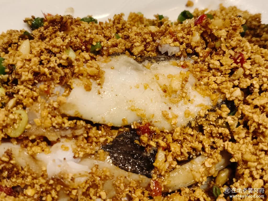 湘民小館 湘民小館菜單 湘民小館推薦 松山區美食 松山美食 台北小巨蛋美食 中式料理 熱炒 鱈魚肉質滑嫩新鮮,搭配豆酥一起吃,味道相當足夠,就算只用豆酥拌飯吃,也非常好吃,完全不會有油膩感,整份魚吃得一乾二淨。 @在地老饕阿府