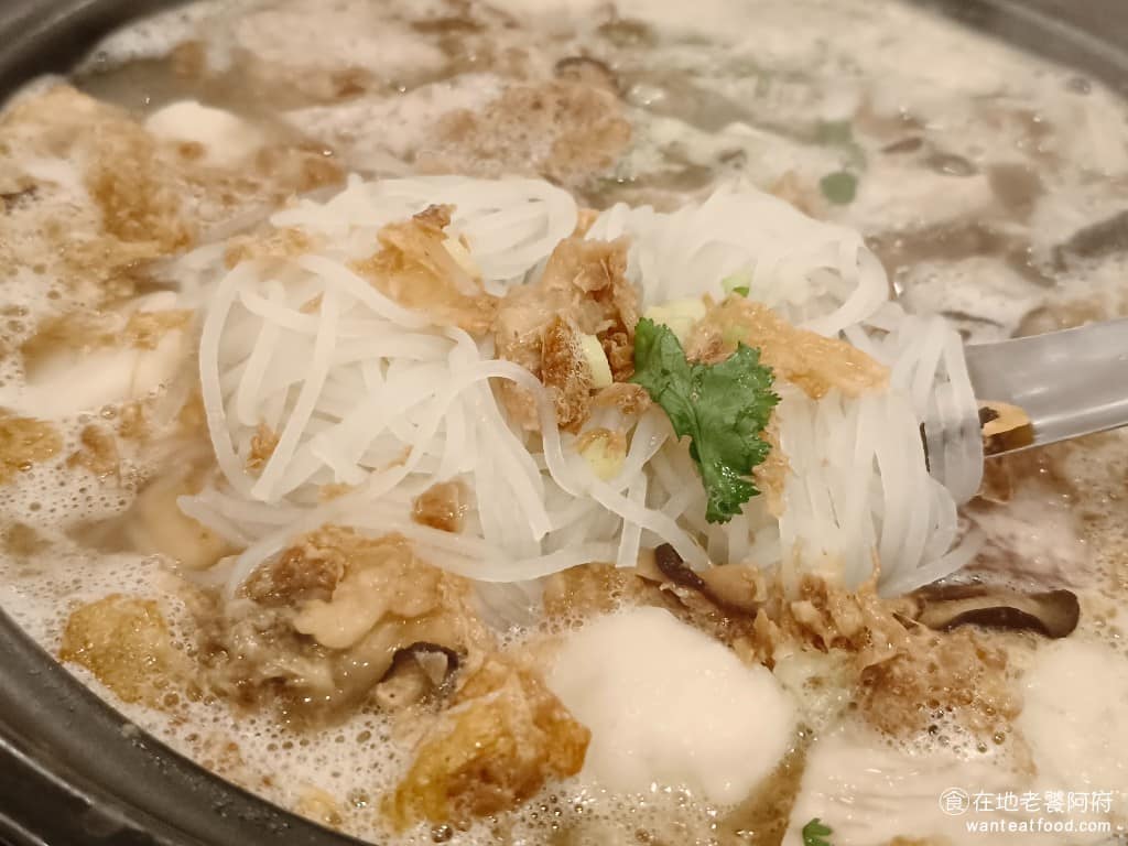 湘民小館 湘民小館菜單 湘民小館推薦 松山區美食 松山美食 台北小巨蛋美食 中式料理 熱炒 米粉是粗條的,口感Q彈份量給得相當豪邁,雖然一份要 800 元,但內容物的豐富程度,完全值回票價。 @在地老饕阿府