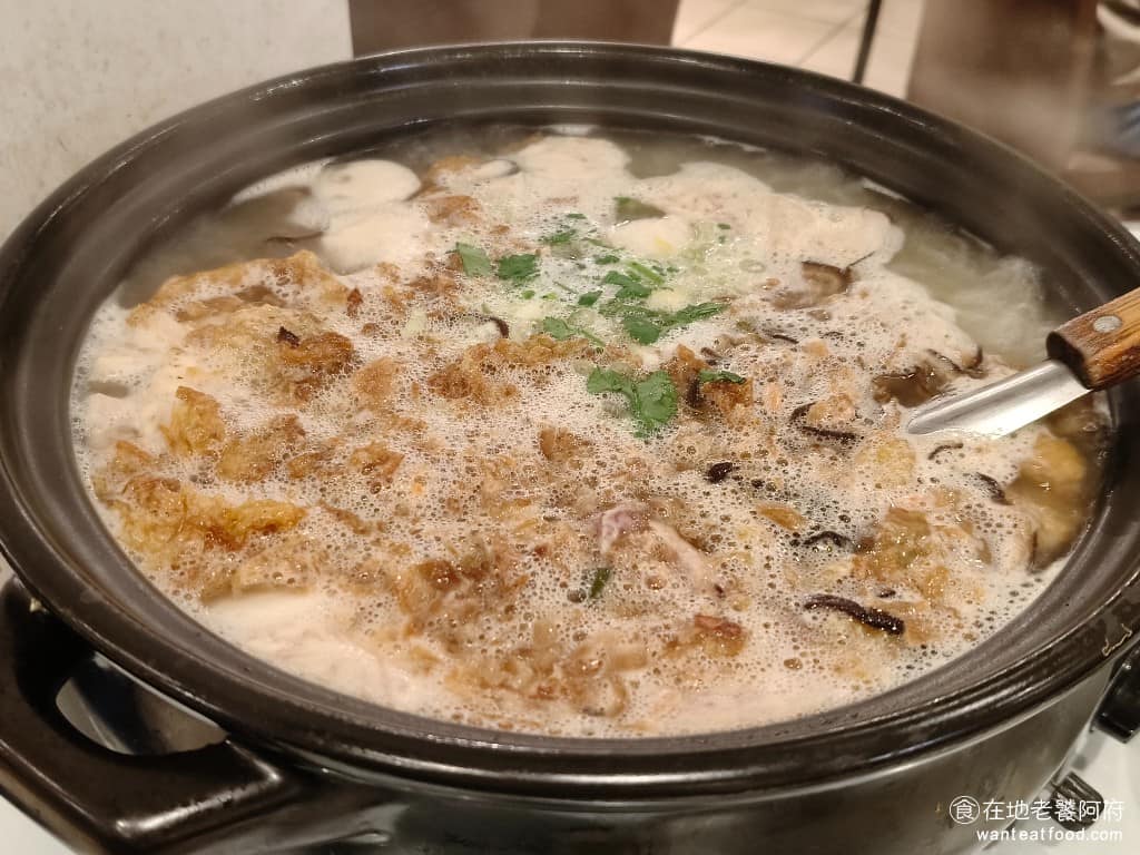 湘民小館 湘民小館菜單 湘民小館推薦 松山區美食 松山美食 台北小巨蛋美食 中式料理 熱炒 旗魚米粉 這是最推薦的一道,訂位時可直接預定點這鍋,鍋裡加了大量豆皮、香菇、芹菜,還有獅子頭丸子,料超多。 @在地老饕阿府