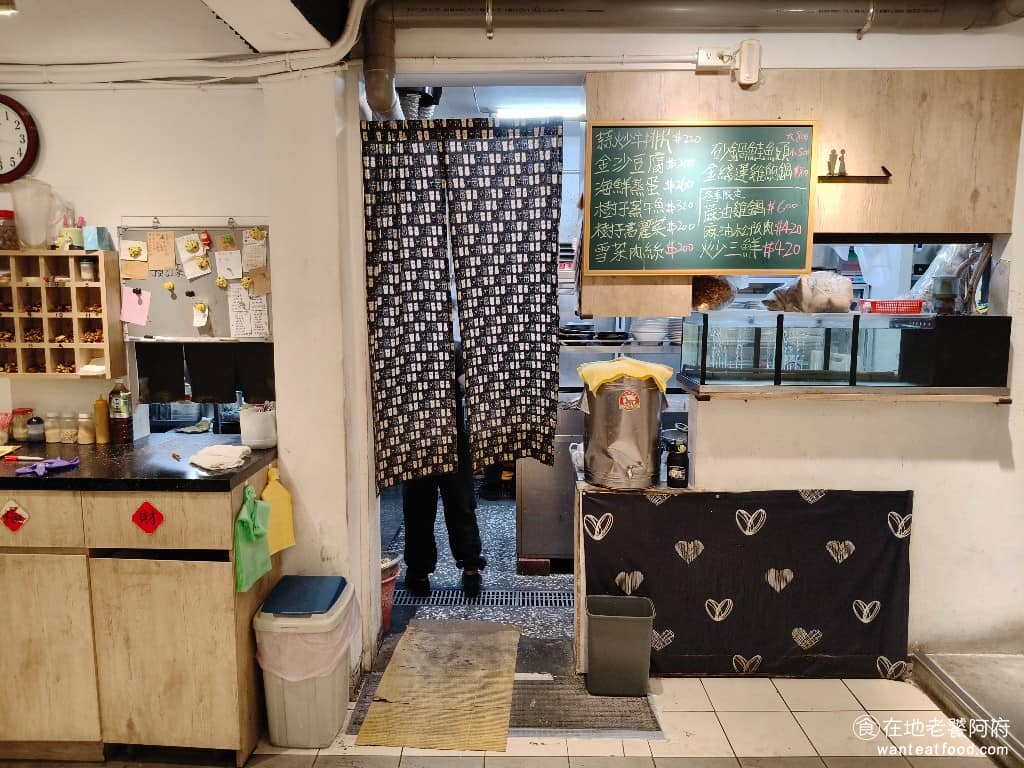 湘民小館 湘民小館菜單 湘民小館推薦 松山區美食 松山美食 台北小巨蛋美食 中式料理 熱炒 掌廚的都是有經驗的老師傅,料理手藝有一定水準,出菜速度也快,這讓《湘民小館》即使在平日中午,也能保持7至8成的座位率,不少上班族會選擇這裡聚餐。 @在地老饕阿府