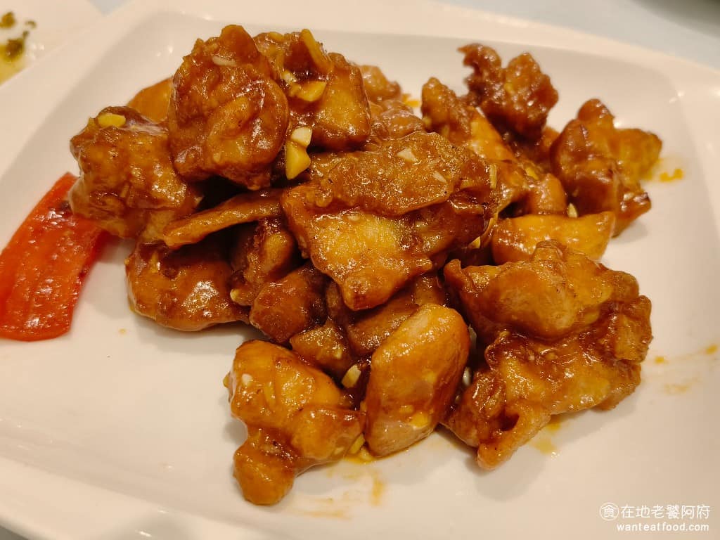 湘民小館 湘民小館菜單 湘民小館推薦 松山區美食 松山美食 台北小巨蛋美食 中式料理 熱炒 左宗棠雞 店內最具代表性的招牌菜,去骨雞腿肉,帶皮油炸後,再拌炒外皮酥脆、雞肉軟嫩,調味偏鹹甜,帶點微酸有點像糖醋,但酸味柔和,層次比較豐富,整體的味道還算不錯。 @在地老饕阿府