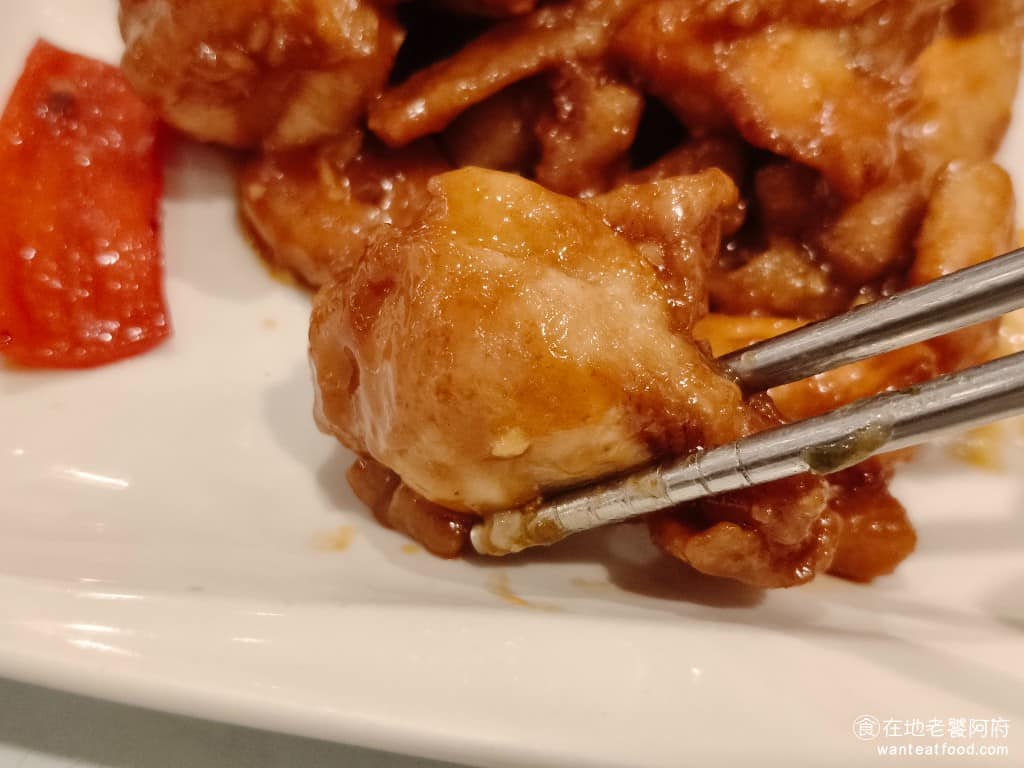 湘民小館 湘民小館菜單 湘民小館推薦 松山區美食 松山美食 台北小巨蛋美食 中式料理 熱炒 不過實際吃起來,雞腿肉的肉質比預期中稍硬一些,因為是有炸過的關係,竟然要趁熱吃,如果放冷了,肉質會變得更硬。 @在地老饕阿府