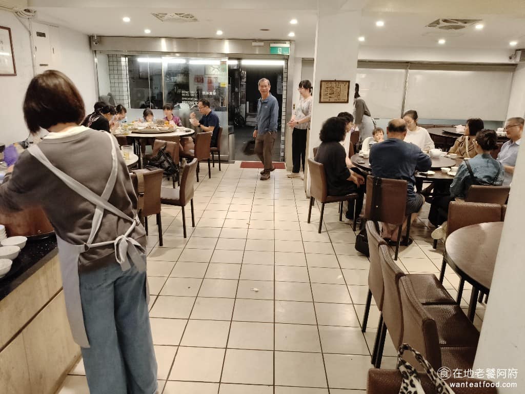 湘民小館 湘民小館菜單 湘民小館推薦 松山區美食 松山美食 台北小巨蛋美食 中式料理 熱炒 用餐沒有強制翻桌限制,吃起來不會有壓力,但因為座位有限,生意好的時段大約從中午 12 點開始,就會客滿,建議來吃前先訂位。 @在地老饕阿府