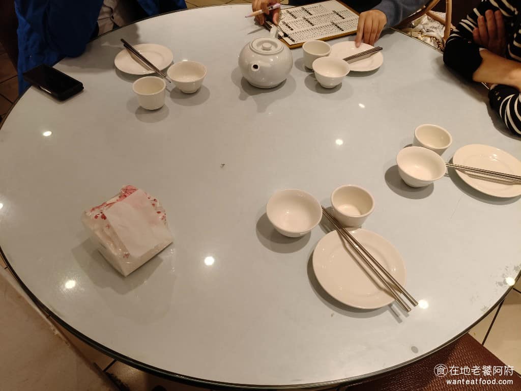 湘民小館 湘民小館菜單 湘民小館推薦 松山區美食 松山美食 台北小巨蛋美食 中式料理 熱炒 早期餐廳有搬過家,搬到現在這個位置,環境相對寬敞明亮,店內的大圓桌設計,適合多人聚餐,也吸引不少家庭客,和公司行號來此辦桌。 @在地老饕阿府