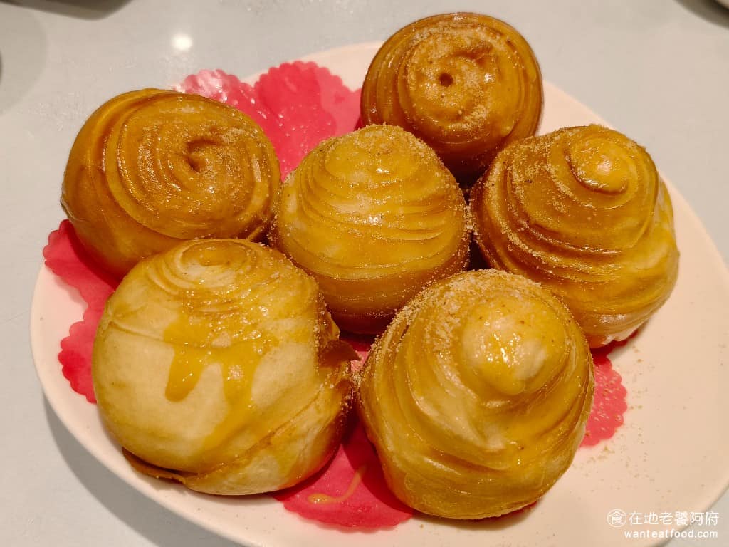 湘民小館 湘民小館菜單 湘民小館推薦 松山區美食 松山美食 台北小巨蛋美食 中式料理 熱炒 炸銀絲卷 《湘民小館》的招牌點心,外皮炸得非常酥脆,裡面的麵包體卻保持濕潤柔軟,外酥內軟,口感很棒。 @在地老饕阿府