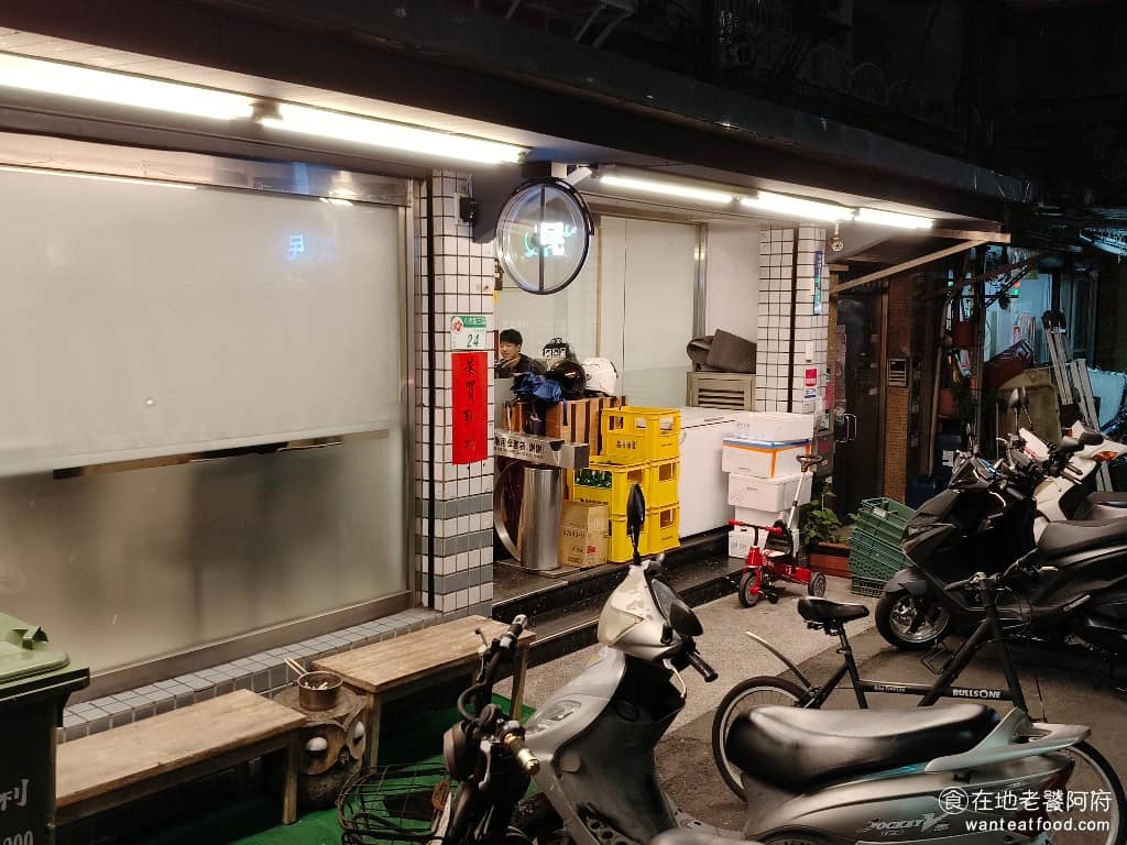 湘民小館 湘民小館菜單 湘民小館推薦 松山區美食 松山美食 台北小巨蛋美食 中式料理 熱炒 《湘民小館》菜色以湘菜為主軸,但也融入了台菜和外省菜的風格,菜單選擇豐富,每道菜大多落在 200 元至 300 元之間,價位平價。 @在地老饕阿府