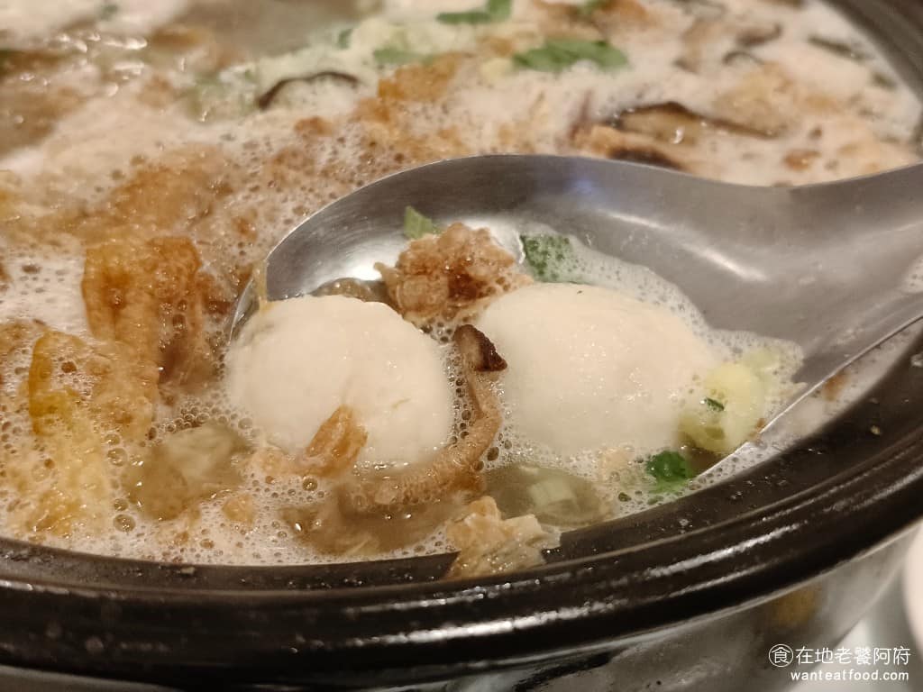 湘民小館 湘民小館菜單 湘民小館推薦 松山區美食 松山美食 台北小巨蛋美食 中式料理 熱炒 裡面還有魚丸,給的份量也很多,光吃這一鍋,4人吃才可能吃得完。 @在地老饕阿府