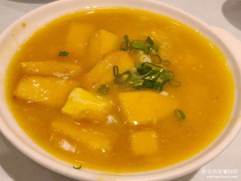 湘民小館 湘民小館菜單 湘民小館推薦 松山區美食 松山美食 台北小巨蛋美食 中式料理 熱炒 蟹黃豆腐 這道是許多人推薦的必點之一,用的是雞蛋豆腐,口感滑嫩搭配蟹黃醬,非常下飯,唯一的小缺點是份量給得稍微少了一點,豆腐幾塊而已,人多的話,可以考慮點兩份。 @在地老饕阿府