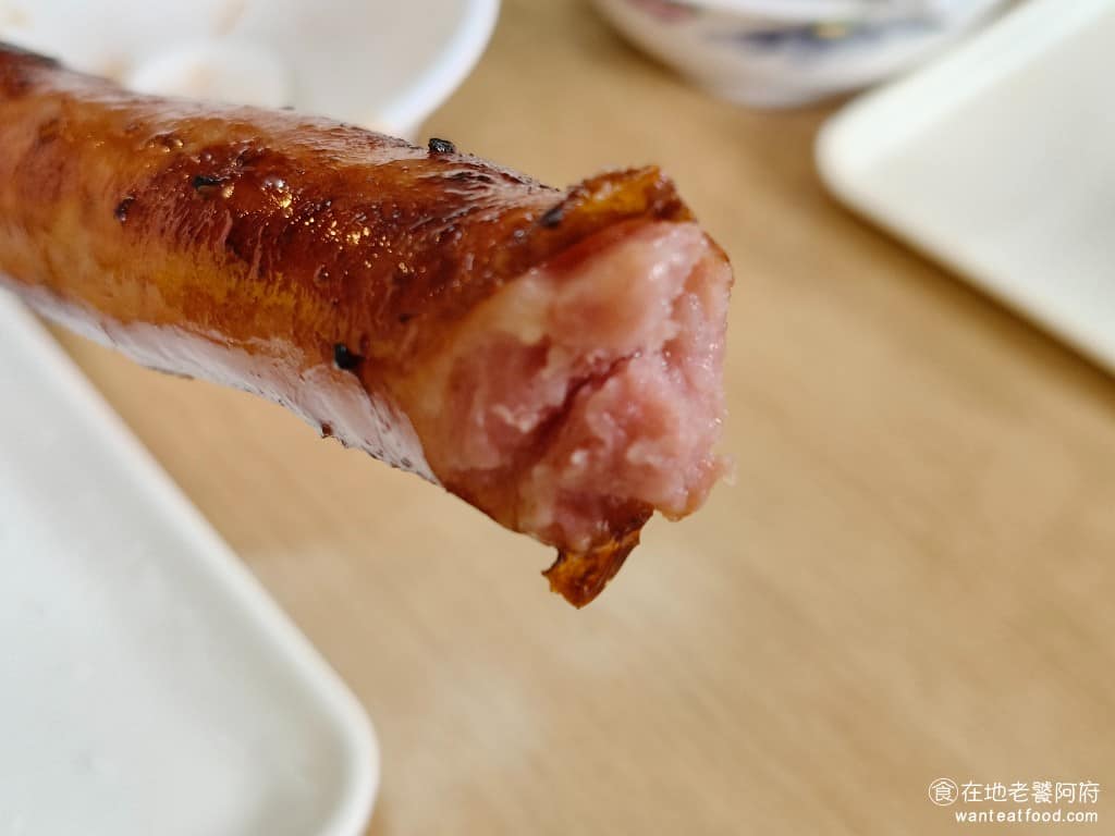 陳記萬華麵線 陳記萬華麵線菜單 陳記萬華麵線推薦 萬華區美食 萬華美食 龍山寺美食 台灣小吃 蚵仔麵線 香腸是店家手工做的，裡面的豬肉非常軟嫩，吃起來感覺還蠻清爽的，完全不會油膩。但調味偏淡了一點，而且烤的也不夠香，雖然口感很軟，但味道上就普通，個人覺得油庫口的烤香腸會比較好吃。 @在地老饕阿府