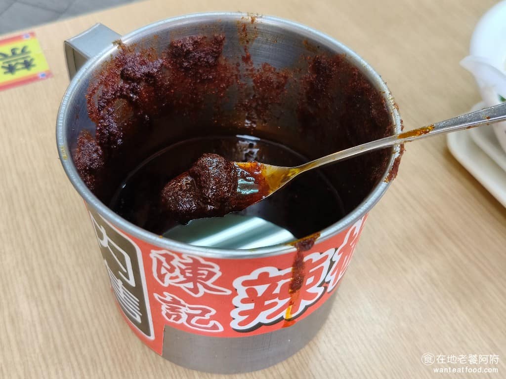 陳記萬華麵線 陳記萬華麵線菜單 陳記萬華麵線推薦 萬華區美食 萬華美食 龍山寺美食 台灣小吃 蚵仔麵線 桌上還有放著一桶陳記辣椒醬，這是店家特製的，是店內的靈魂醬料，愛吃辣的人加了後，味道會更上一層樓，如果你敢吃辣，千萬別忘記要加。如果喜歡的話，店內還有另外販售。 @在地老饕阿府