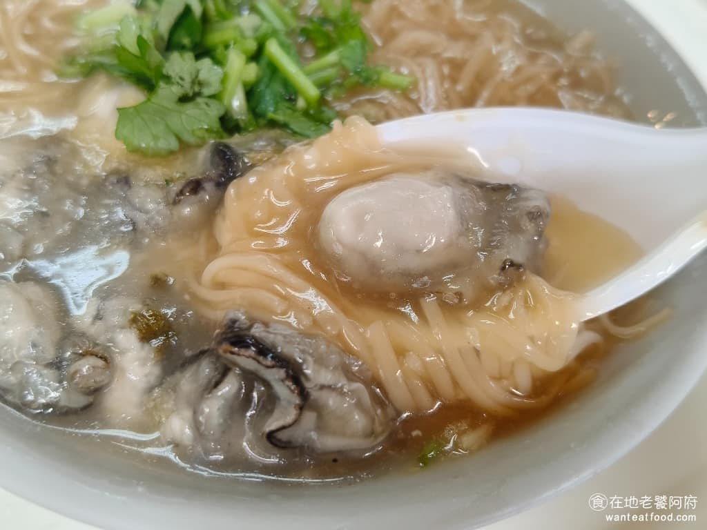 陳記萬華麵線 陳記萬華麵線菜單 陳記萬華麵線推薦 萬華區美食 萬華美食 龍山寺美食 台灣小吃 蚵仔麵線 蚵仔是從東石直送，尺寸大小比一般麵線店用的還要大，吃起來也新鮮，裹上薄薄一層粉，咬下去會有爆漿感。陳記最吸引人的地方，就是用料實在，蚵仔大顆肥美，大腸也滷得入味，份量給得也大方，所以在地人也都願意排隊來吃。 @在地老饕阿府