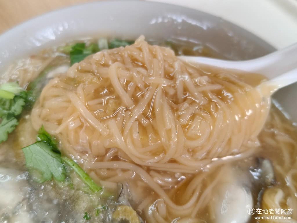 陳記萬華麵線 陳記萬華麵線菜單 陳記萬華麵線推薦 萬華區美食 萬華美食 龍山寺美食 台灣小吃 蚵仔麵線 湯頭使用柴魚和蝦米熬製，會加入蒜泥提味，勾芡的濃稠度控制得剛好，不會太稠也不會太稀，麵線採用手工製作，吃起來滑順好入口。但因為麵線煮得比較軟，所以比較吃不到麵條的嚼勁，會覺得有點軟爛的感覺。上面有加入蒜醬，但蒜味還是偏淡，個人覺得油庫口的麵線還是略勝一籌。 @在地老饕阿府