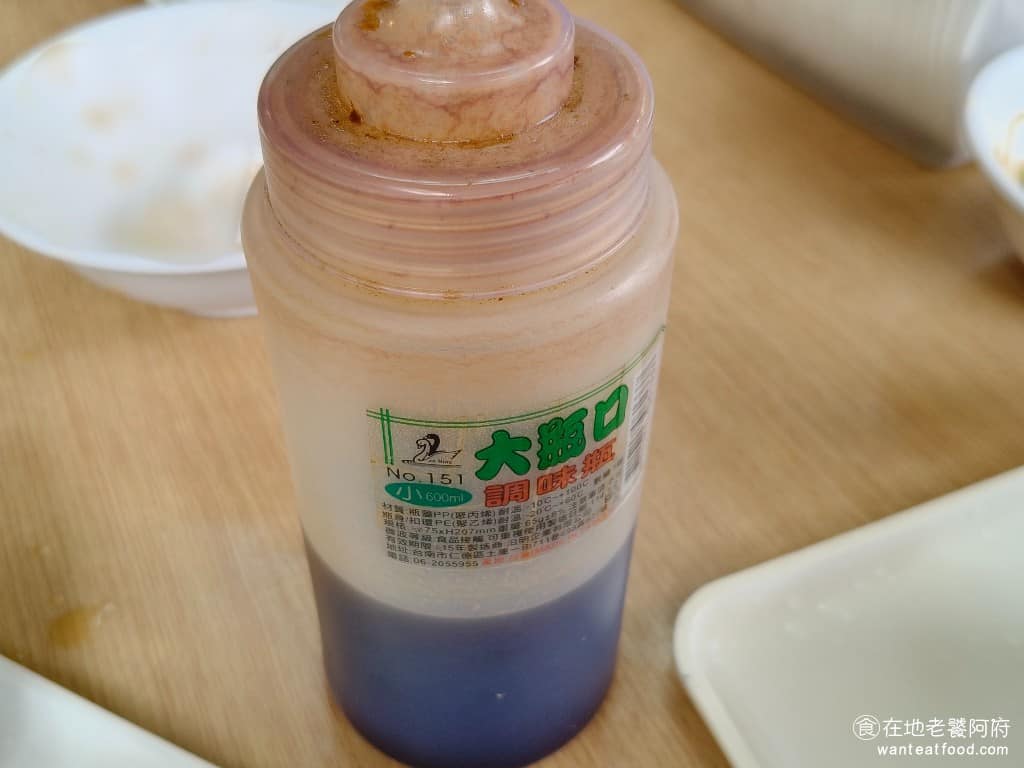 陳記萬華麵線 陳記萬華麵線菜單 陳記萬華麵線推薦 萬華區美食 萬華美食 龍山寺美食 台灣小吃 蚵仔麵線 桌上有擺著一瓶烏醋，如果覺得酸味不夠，可以自行調整。 @在地老饕阿府