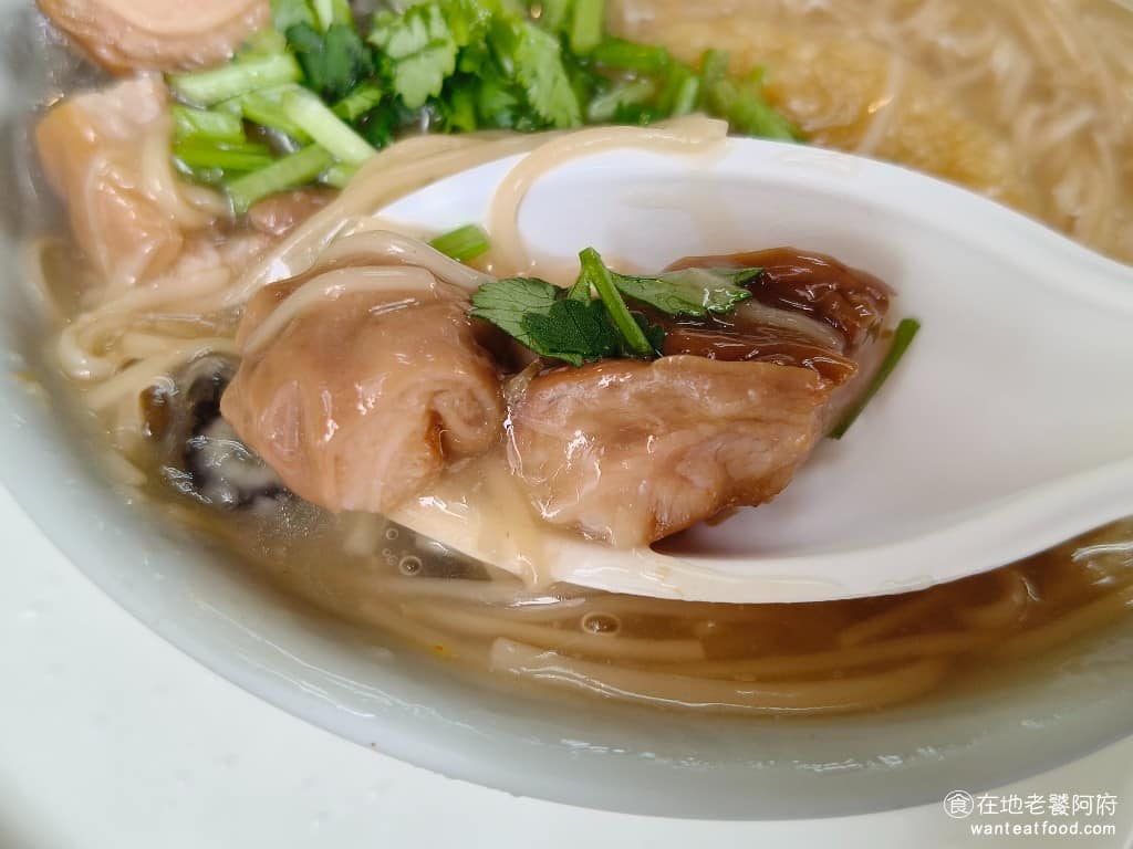 陳記萬華麵線 陳記萬華麵線菜單 陳記萬華麵線推薦 萬華區美食 萬華美食 龍山寺美食 台灣小吃 蚵仔麵線 大腸處理得很乾淨，完全沒有腥味，滷到軟Q，還保有咬勁，而且還有滷過，帶有滷汁的香氣，是非常好吃的大腸。 @在地老饕阿府