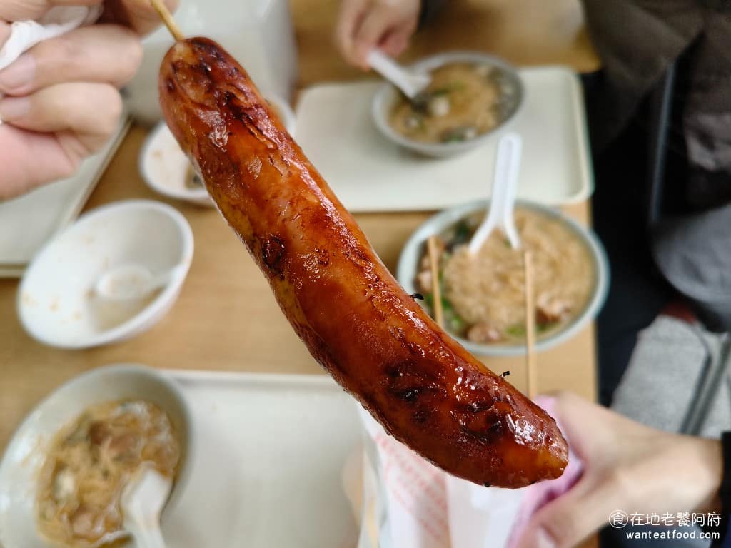 陳記萬華麵線 陳記萬華麵線菜單 陳記萬華麵線推薦 萬華區美食 萬華美食 龍山寺美食 台灣小吃 蚵仔麵線 我們還排隊買了隔壁的香腸，雖然寫著香腸不能入店內，但如果是在店外的騎樓下，因為座位和香腸攤是共用的，所以就可以吃香腸。 @在地老饕阿府