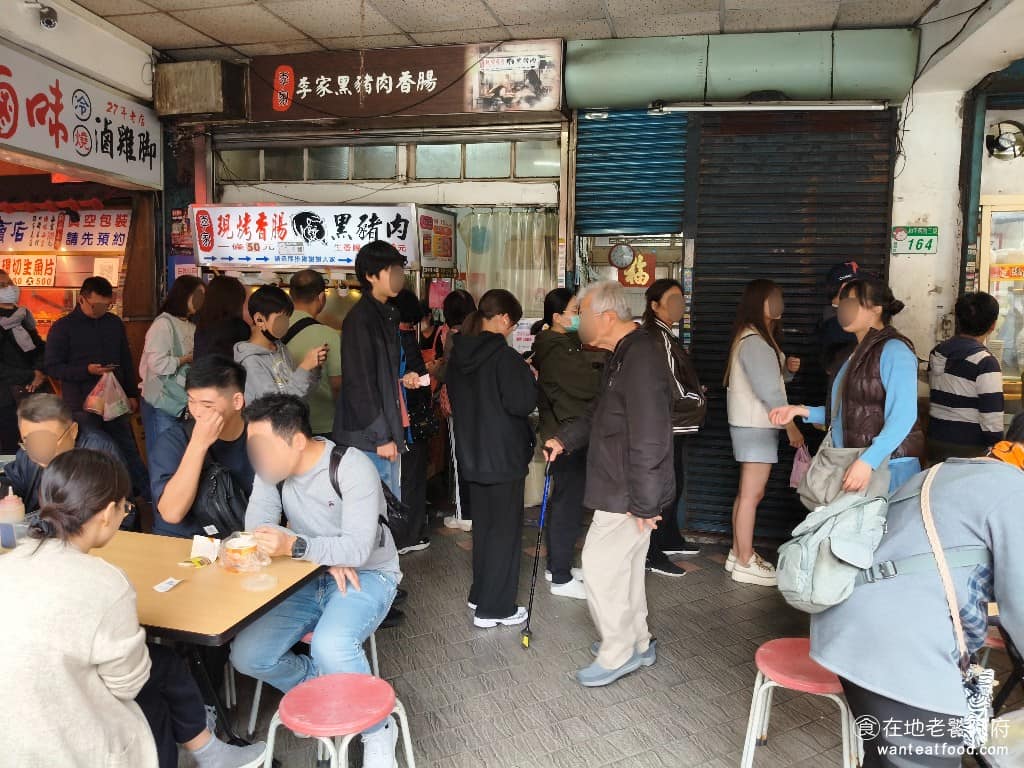 陳記萬華麵線 陳記萬華麵線菜單 陳記萬華麵線推薦 萬華區美食 萬華美食 龍山寺美食 台灣小吃 蚵仔麵線 排隊的隊伍一路延伸到後方的香腸攤，陳記隔壁就是李家現烤黑豬肉香腸，兩個是不同店。不少人會買香腸，配麵線一起吃，有點像板橋油庫口麵線的吃法。雖然店內的用餐空間狹小，但店外的騎樓下擺了比較多的座位，因為翻桌率很快，所以只要能排到隊，座位通常不會等很久。 @在地老饕阿府