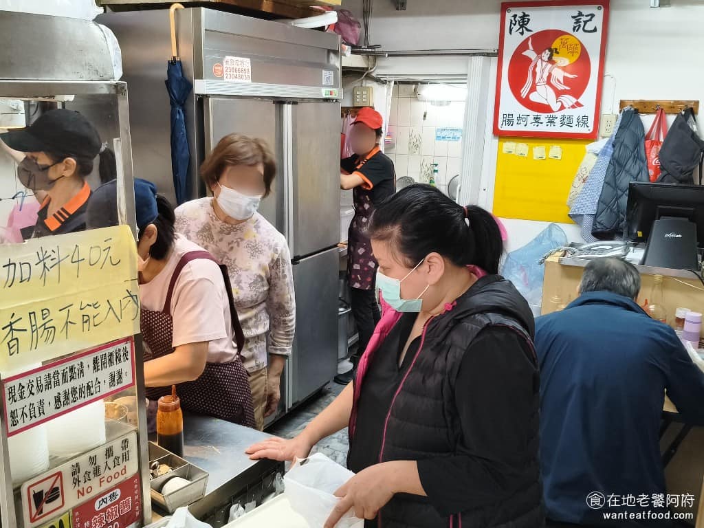 陳記萬華麵線 陳記萬華麵線菜單 陳記萬華麵線推薦 萬華區美食 萬華美食 龍山寺美食 台灣小吃 蚵仔麵線 店內=座位數量不多，所以如果買了旁邊的香腸，是不能入內用餐的，很多人會以為，賣香腸的就是這一間，但其實兩間是不同的店面。點餐時可以告訴店家，要不要加香菜、要不要加蒜、要不要加醋，都可以客製化調整。 @在地老饕阿府