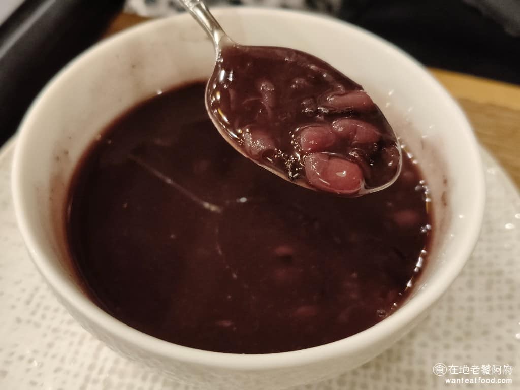 MOMOPARADISE 南港潤泰牧場 南港潤泰牧場菜單 南港潤泰牧場推薦 南港區美食 南港美食 紅豆紫米湯 是普通的甜湯,甜甜的紅豆配紫米,當作飯後甜點剛好。 @在地老饕阿府