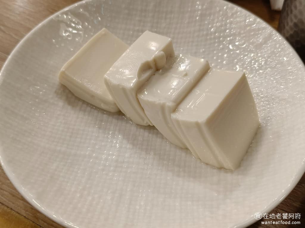 MOMOPARADISE 南港潤泰牧場 南港潤泰牧場菜單 南港潤泰牧場推薦 南港區美食 南港美食 大部分的蔬菜,餐車上面都有店員會提供桌邊服務,直接夾給你,但豆腐是需要用點的,因為是嫩豆腐,沒有辦法用夾子夾,一夾就會碎掉。 @在地老饕阿府