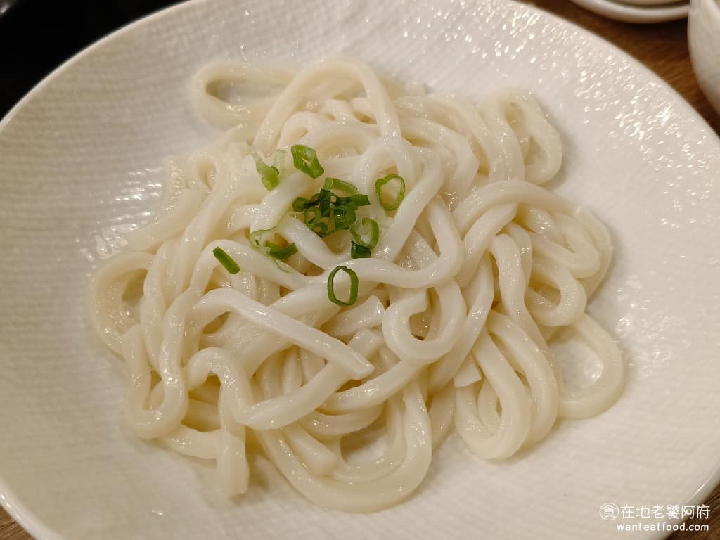 MOMOPARADISE 南港潤泰牧場 南港潤泰牧場菜單 南港潤泰牧場推薦 南港區美食 南港美食 點餐的時候,每一個人都可以選一個附餐,有白飯、烏龍麵和冬粉可以選。推薦選烏龍麵,放到壽喜燒醬汁中煮,吃起來鹹味十足。 @在地老饕阿府