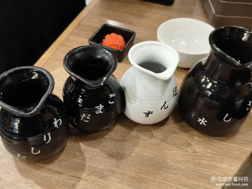 MOMOPARADISE 南港潤泰牧場 南港潤泰牧場菜單 南港潤泰牧場推薦 南港區美食 南港美食 因為罐子上寫的都是日文,一般人是看不懂的,所以入座後,店員會分別介紹每一罐是什麼,只不過因為太像,介紹完後還是忘記,最後都是用聞的。最大罐的是水、白色的柚子醋沾醬,另外兩個小的黑色罐子,分別是胡麻醬和壽喜燒醬汁。店員補充的次數也很頻繁,服務非常好。 @在地老饕阿府