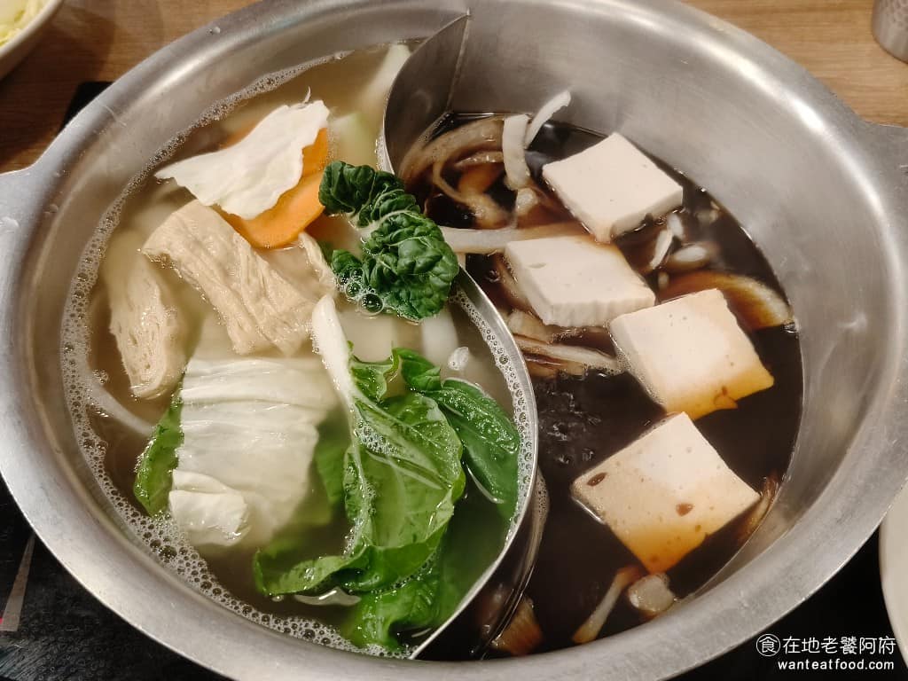 MOMOPARADISE 南港潤泰牧場 南港潤泰牧場菜單 南港潤泰牧場推薦 南港區美食 南港美食 壽喜燒醬汁 使用日本香川縣的丸金醬油,加上沖繩黑糖蜜、味醂和高湯調成,味道鹹中帶甜,蠻濃郁的沾醬是生雞蛋和七味粉,把涮好的肉裹上蛋液吃,口感滑嫩。 @在地老饕阿府