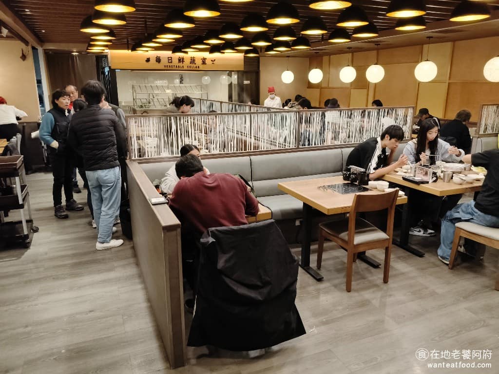 MOMOPARADISE 南港潤泰牧場 南港潤泰牧場菜單 南港潤泰牧場推薦 南港區美食 南港美食 餐廳空間比從外面看起來大很多,裡面是長條形的格局,座位區蠻寬敞的,裝潢走日式木質風格,用了不少木頭元素,整體感覺溫馨舒適,走道空間也夠寬,推車經過不會擠。 @在地老饕阿府