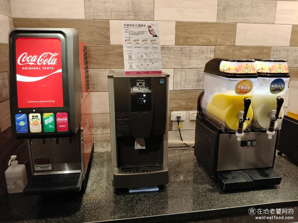 MOMOPARADISE 南港潤泰牧場 南港潤泰牧場菜單 南港潤泰牧場推薦 南港區美食 南港美食 冰沙有可爾必思、芒果冰沙、檸檬冰沙,以及可樂、雪碧、美粒果、檸檬汁和氣泡水。飲料種類雖然很多,但很可惜,自助吧沒有甜點。 @在地老饕阿府