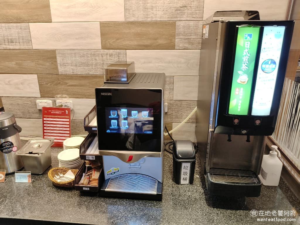 MOMOPARADISE 南港潤泰牧場 南港潤泰牧場菜單 南港潤泰牧場推薦 南港區美食 南港美食 飲料有日式綠茶和可爾必思,還有雀巢咖啡機,有提供卡布奇諾、拿鐵、美式咖啡、熱巧克力牛奶。 @在地老饕阿府