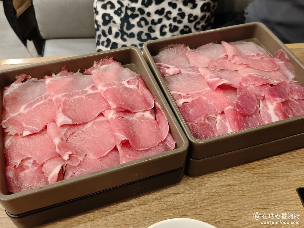 MOMOPARADISE 南港潤泰牧場 南港潤泰牧場菜單 南港潤泰牧場推薦 南港區美食 南港美食 肉品部分使用的都是有認證的國產CAS豬肉和雞肉,牛肉則是澳洲和美國進口,如果點「和牛饗宴套餐」,還能吃到澳洲M6-M7等級的和牛,油花分布均勻,肉質也不錯。 @在地老饕阿府