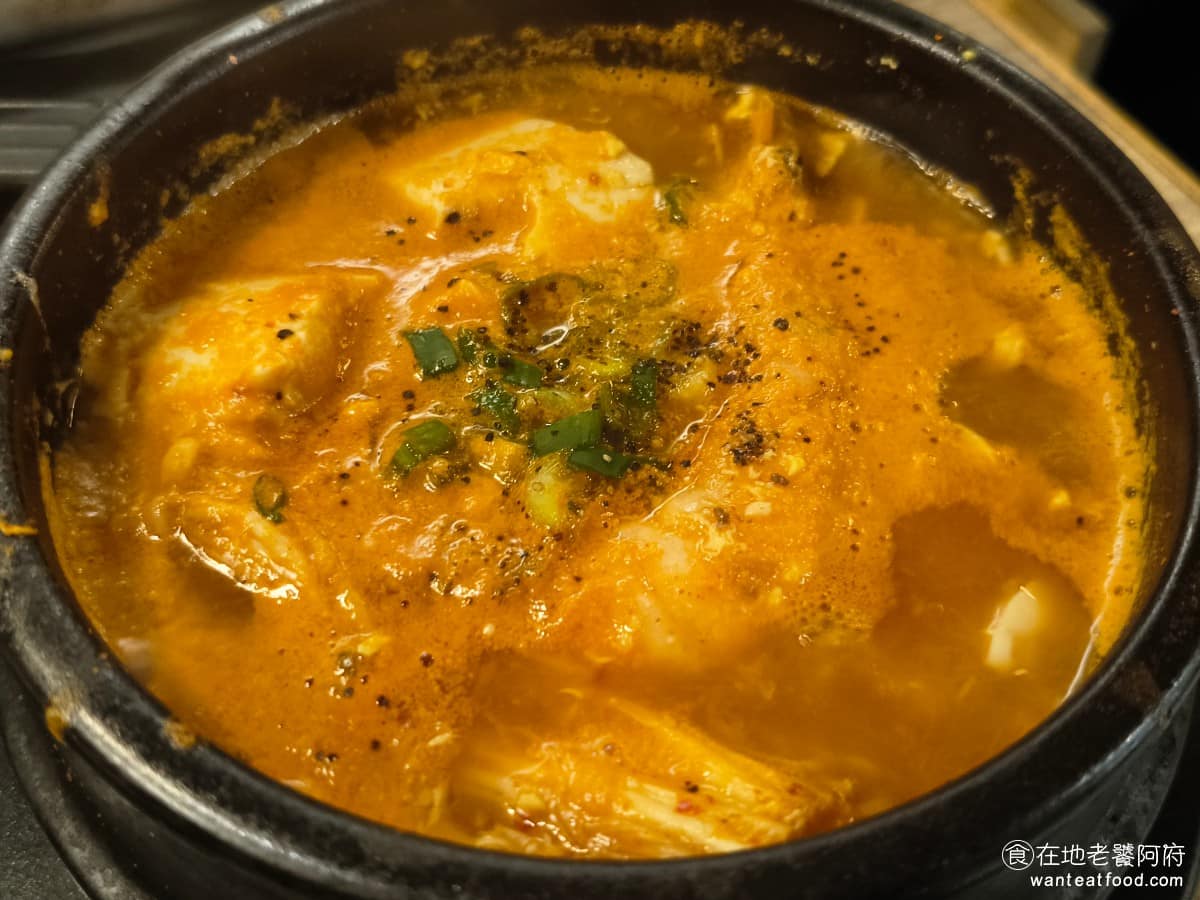 高麗園銅盤烤肉 Citylink南港市場 Citylink南港市場菜單 辣蛤蠣豆腐煲 湯頭表現不錯，幾乎只有一點點微辣，連不太吃辣的人也能接受，裡面配料豐富，有豆腐、白菜跟豬肉，就算不吃料，吃烤肉配著湯喝，也很不錯。 @在地老饕阿府