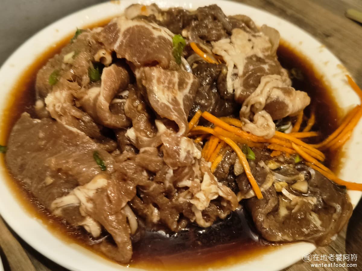 高麗園銅盤烤肉 Citylink南港市場 Citylink南港市場菜單 肉品種類該有的都有，雞肉、豬肉、羊肉、跟牛肉四種，肉品都事先醃漬過，烤起來本身就有味道，不太需要再另外沾醬。 @在地老饕阿府
