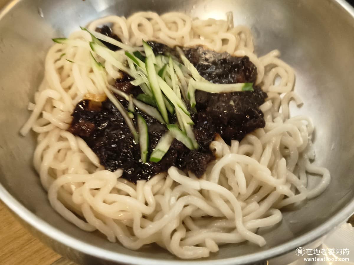 高麗園銅盤烤肉 Citylink南港市場 Citylink南港市場菜單 韓式炸醬麵 吃起來不會太鹹，適合每一種人，麵條份量給得很多，而且口感Q彈，處理得很到位，感覺得出來是有用心製作的一道，跟印象中普通的炸醬麵不太一樣。 @在地老饕阿府