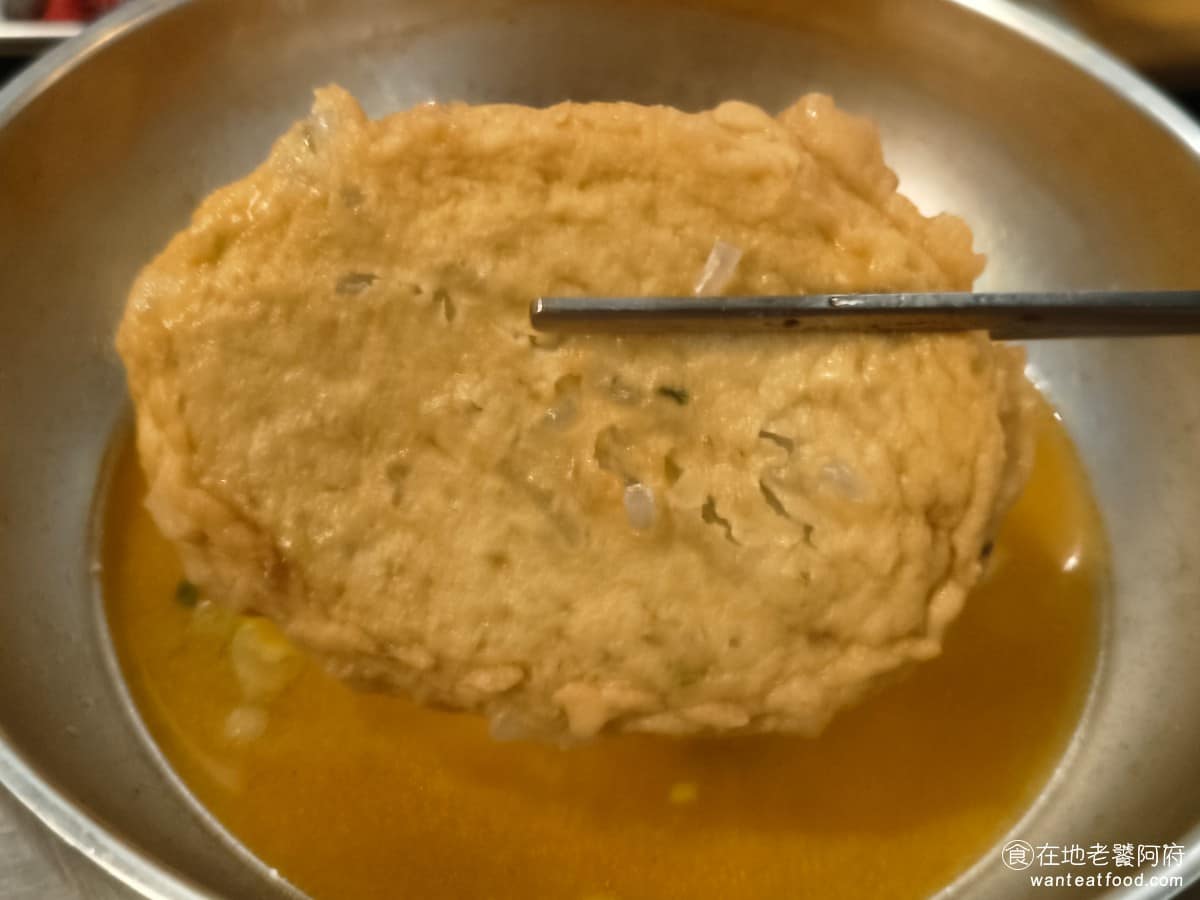 高麗園銅盤烤肉 Citylink南港市場 Citylink南港市場菜單 魚板 這裡的魚板用料算實在，吃起來扎實，魚漿沒有廉價感，裡面還包了一些冬粉，直接吃不會單調，配沾醬更夠味。 @在地老饕阿府