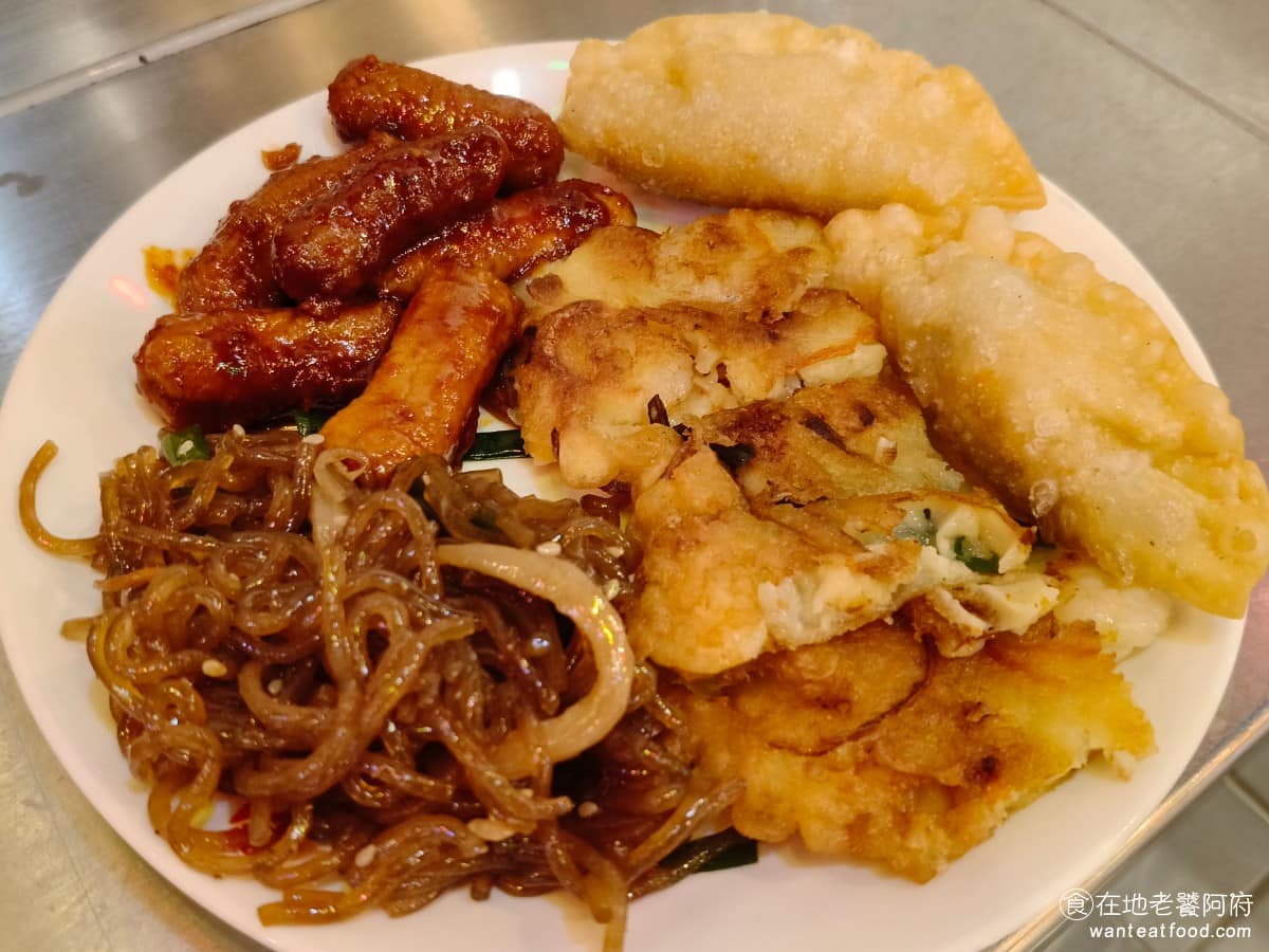 高麗園銅盤烤肉 Citylink南港市場 Citylink南港市場菜單 海鮮煎餅、辣甜不辣、韓式冬粉 「海鮮煎餅」現烤出爐吃起來比預期還好吃，外皮烤得酥脆，裡面的配料也給得妥當，唯一可惜的是沒有附專屬的煎餅沾醬，不過搭配肉沾醬或水果醬油吃，味道也不錯。「辣甜不辣」醬味十足，吃起來幾乎不辣，我發現這裡辣味的東西，口味大多做得比較溫和，這樣的處理方式其實蠻好的。畢竟如果整間店的辣味都做得很重，不吃辣的人幾乎沒有選擇。「韓式冬粉」本身帶點麻油香氣，滑溜順口，也很好吃。 @在地老饕阿府