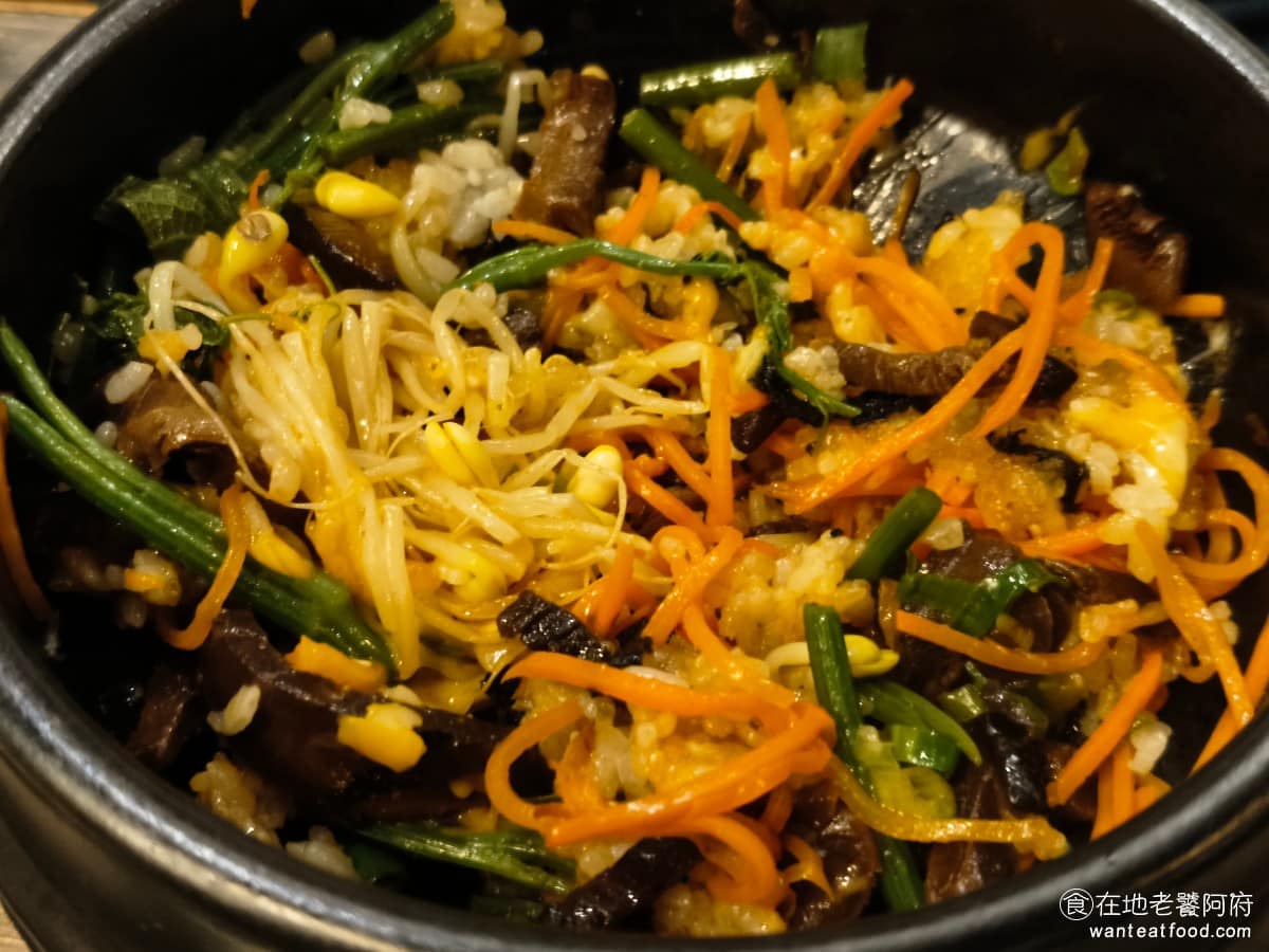 高麗園銅盤烤肉 Citylink南港市場 Citylink南港市場菜單 起司石鍋拌飯 拌開之後香氣明顯鍋巴帶點焦香，只是味道比較普通，也沒什麼起司味，所以我們只點了一次。 @在地老饕阿府