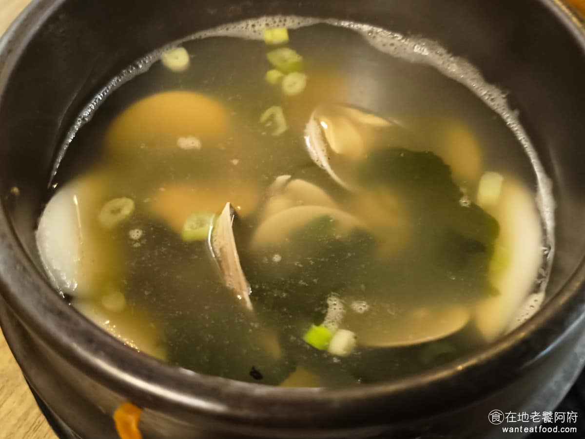 高麗園銅盤烤肉 Citylink南港市場 Citylink南港市場菜單 海帶蛤蜊年糕湯 所有湯品裡個人覺得最好喝的一道，蛤蠣鮮味喝起來很鮮甜，加了海帶之後，是蛤蠣湯跟海帶湯的綜合版，裡面還有年糕，煮過後口感非常軟，完全不黏牙，非常入味好吃。 @在地老饕阿府
