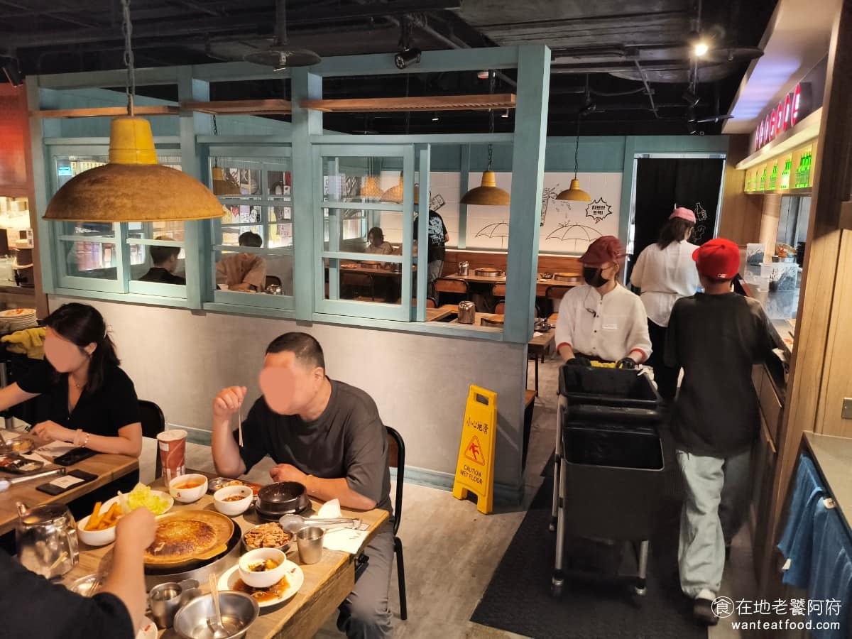 高麗園銅盤烤肉 Citylink南港市場 Citylink南港市場菜單 座位區大多是 2 到 4 人的桌型，走道空間留得還算寬敞，取餐走動的時候，不太會覺得擁擠，整體油煙味也不會太重。 @在地老饕阿府