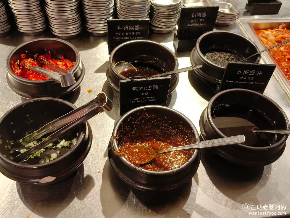 高麗園銅盤烤肉 Citylink南港市場 Citylink南港市場菜單 醬料區 有辣椒、蔥、辣銅盤醬和銅盤醬、水果醬油、包肉沾醬。這裡的沾醬算是有花心思調配過，每一種吃起來都算夠味，鹹甜比例抓得平衡，偏甜不會太酸，也不會太辣，符合台灣人的口味。 @在地老饕阿府
