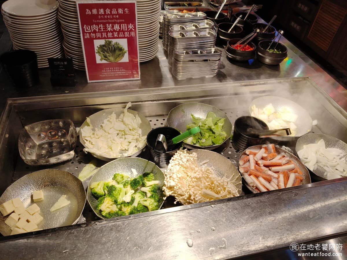 高麗園銅盤烤肉 Citylink南港市場 Citylink南港市場菜單 生菜火鍋料區 有花椰菜、凍豆腐、蟹肉棒、高麗菜和洋蔥。 @在地老饕阿府