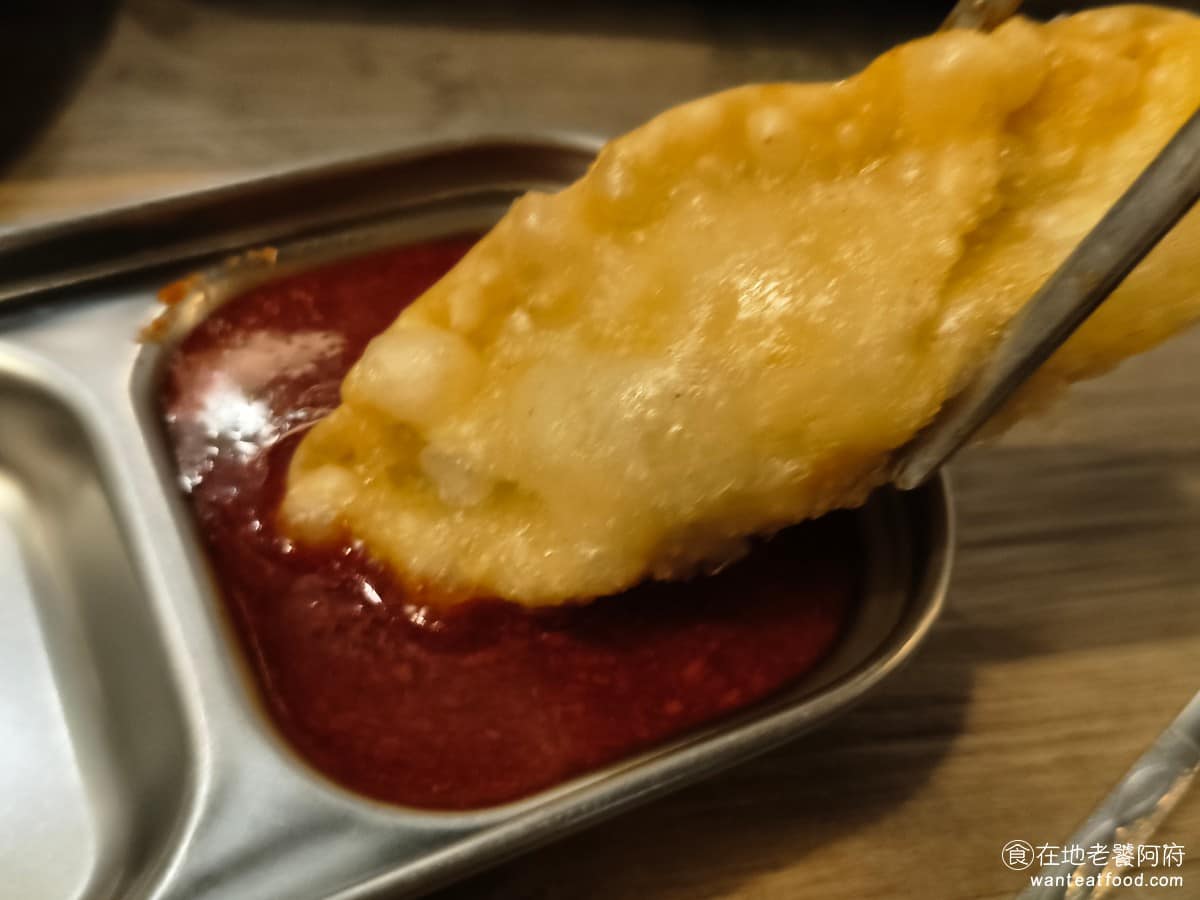高麗園銅盤烤肉 Citylink南港市場 Citylink南港市場菜單 韓式水餃 外皮炸得酥脆，裡面包辣味絞肉，但實際吃起來不辣，可以搭配特製沾醬一起吃，只是這個沾醬味道偏酸，跟餃子本身搭起來不算特別搭。 @在地老饕阿府