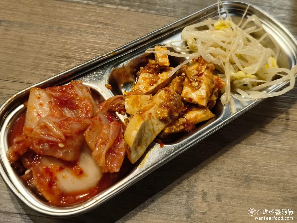 高麗園銅盤烤肉 Citylink南港市場 Citylink南港市場菜單 涼拌小菜 品項會不定期變化，常見的有豆芽菜、辣豆干、黑木耳、泡菜、高麗菜、蓮藕等。新鮮度跟調味都算穩定。 @在地老饕阿府