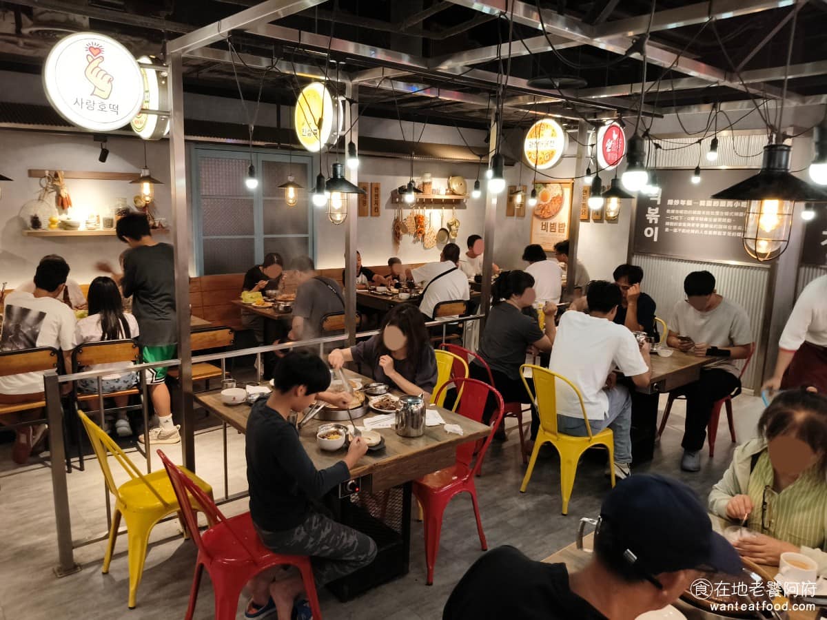 高麗園銅盤烤肉 Citylink南港市場 Citylink南港市場菜單 走進這間店，會有種置身韓國街頭的感覺，牆面上的招牌、霓虹燈裝飾，加上復古風格的桌椅擺設，把韓國傳統市場的氛圍還原得很用心。 @在地老饕阿府