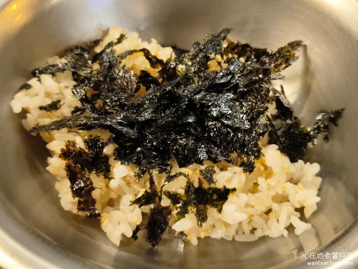 高麗園銅盤烤肉 Citylink南港市場 Citylink南港市場菜單 海苔小飯糰 上桌時是白飯的樣子，上面撒了海苔，需要自己戴手套，捏成飯糰的形狀再吃，味道不會太鹹，屬於偏清淡的一款，一口咬下能吃到海苔跟米飯的香氣，越吃越涮嘴，但不要吃太多。 @在地老饕阿府