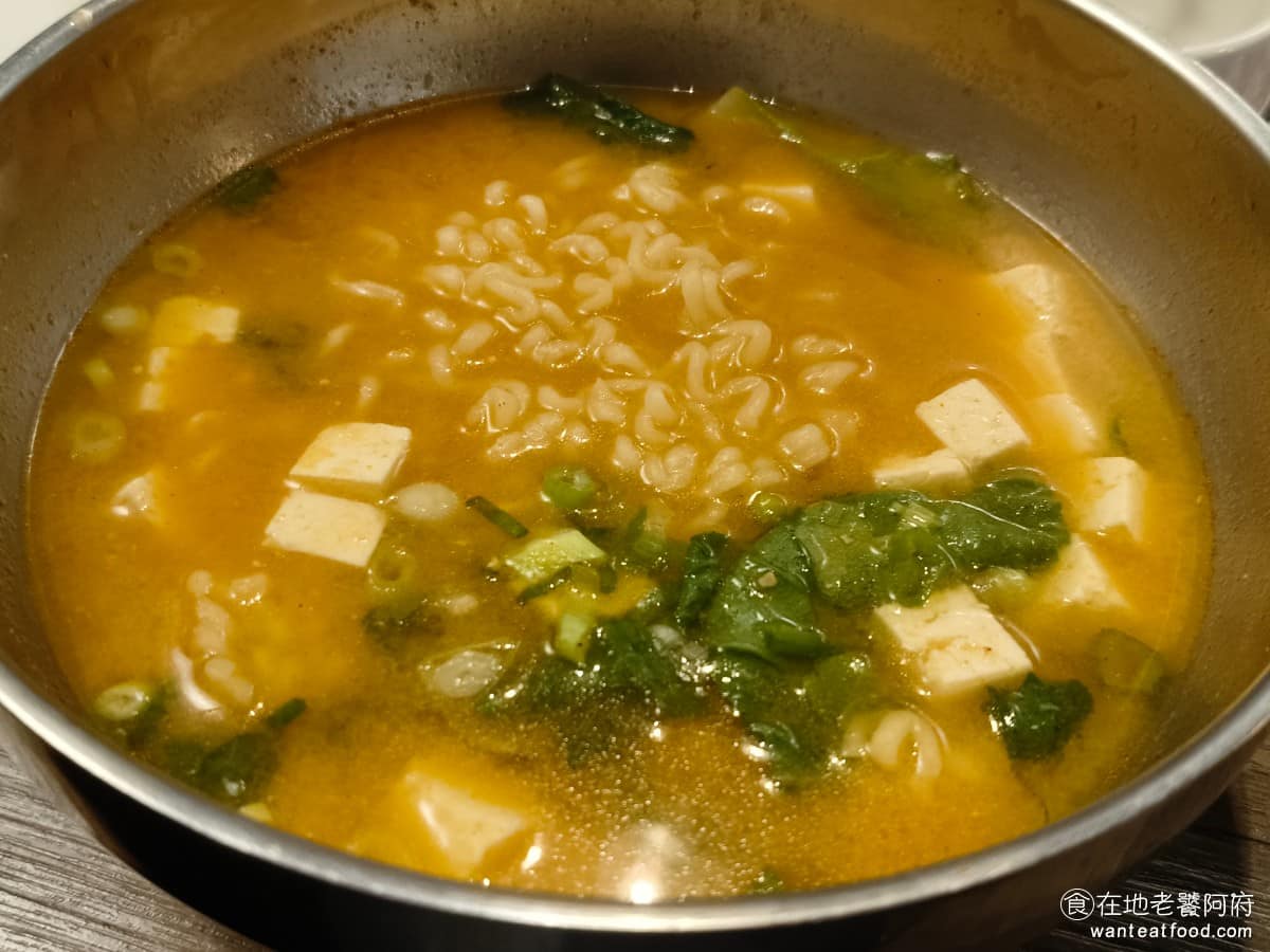 高麗園銅盤烤肉 Citylink南港市場 Citylink南港市場菜單 大醬拉麵 雖然叫拉麵，但麵條吃起來比較像泡麵，湯頭味道也偏泡麵口味，帶一點辣單喝一兩口還好，但喝多了會慢慢累積辣感。 @在地老饕阿府